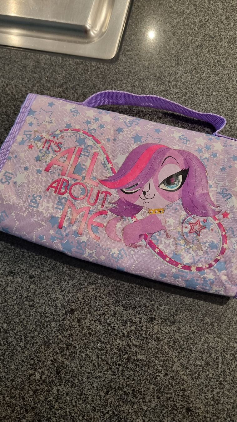 Custodie per cosmetici: Necessaire – Usato da Ganterschwil venduto da Nike18 3