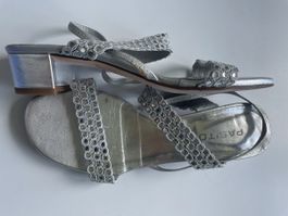 Schöne silberne Sandalen von Pasito mit kleinem Absatz