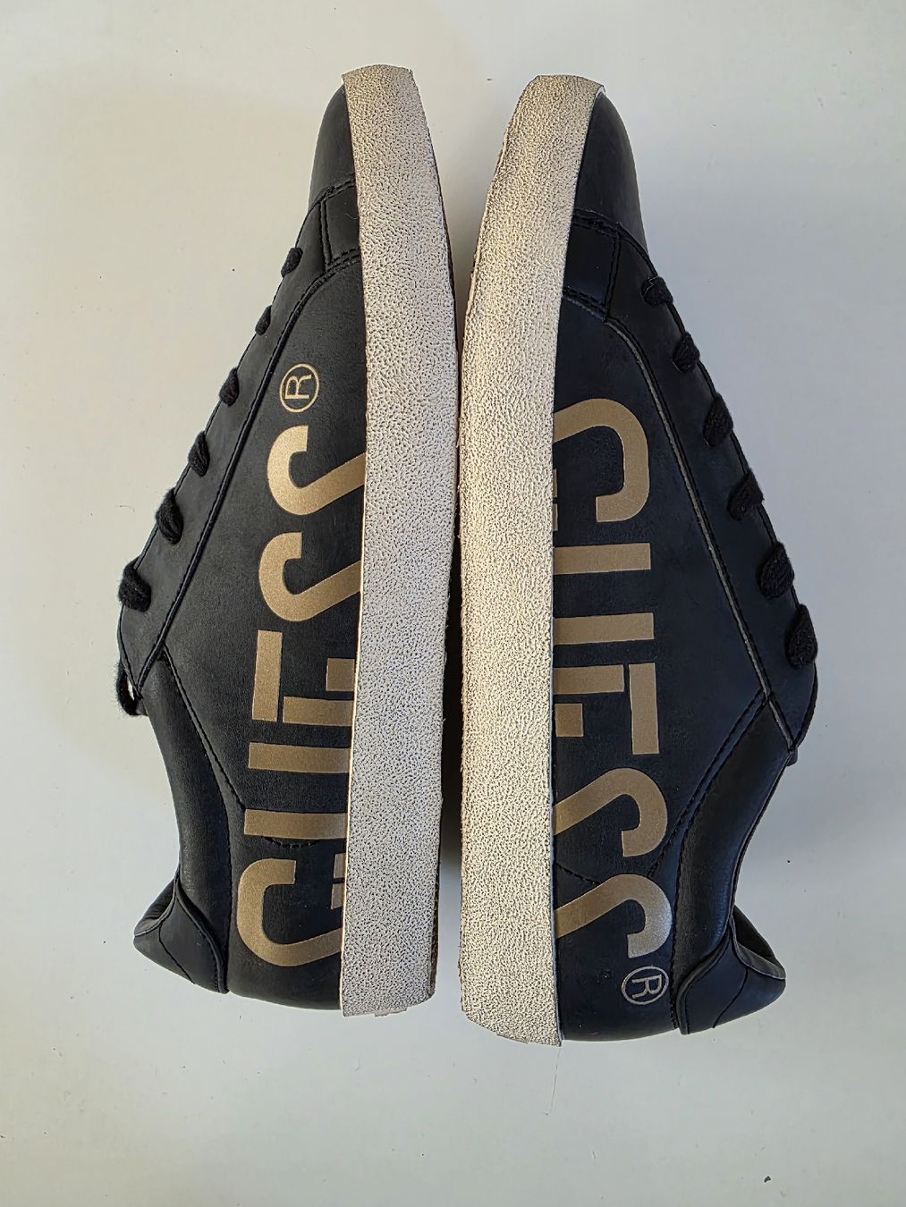 Guess Scarpe da uomo: Guess Sneaker, Schwarz-Gold, Gr.45 – Nuovo (secondo la descrizione) da Scherz venduto da lacoste30