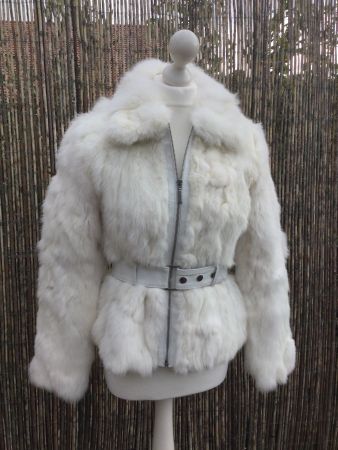 Veste en 100% fourrure de lapin blanc avec ceinture en cuir