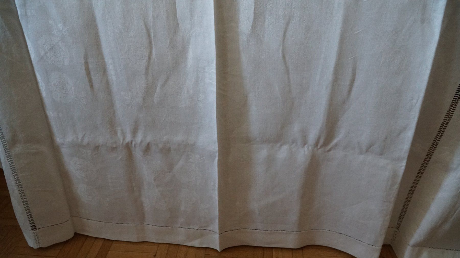 Sonstige Tischwäsche: Seiden Damast Tischdecke 250x160cm – Gebraucht aus Bern von Antikbatik 2
