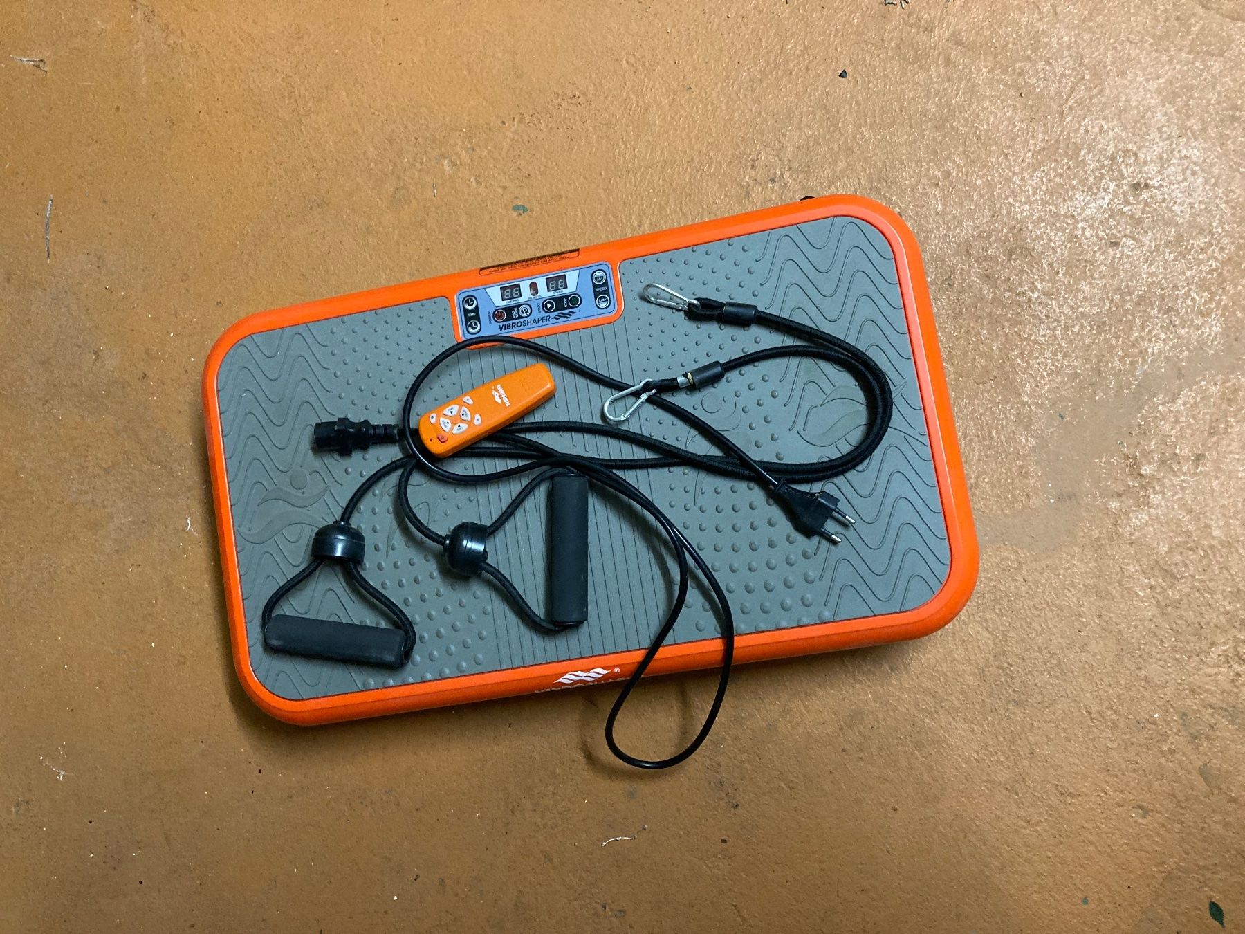 Hometrainer: Vibrationsplatte mit Fernbedienung – Usato da Lostorf venduto da frapey02