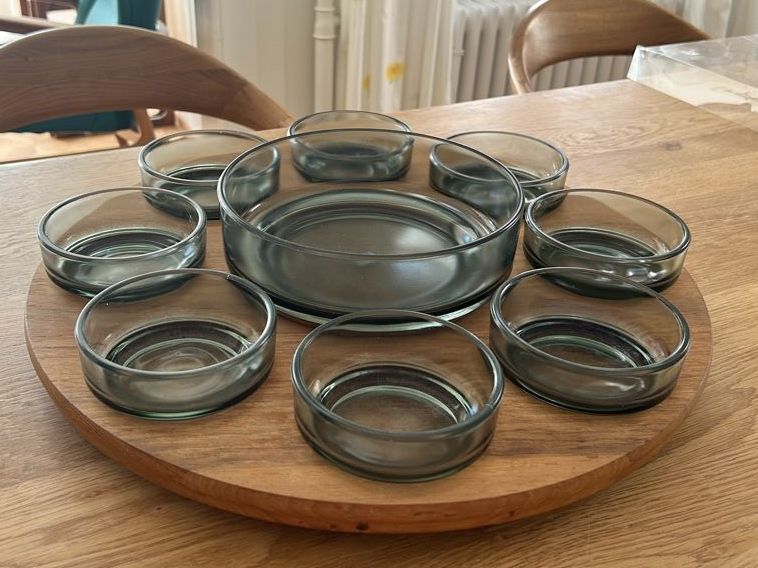 Piatti di portata: Danish Design Mid Century Rauchglas drehendes Holztablett – Usato da Herisau venduto da Renee30