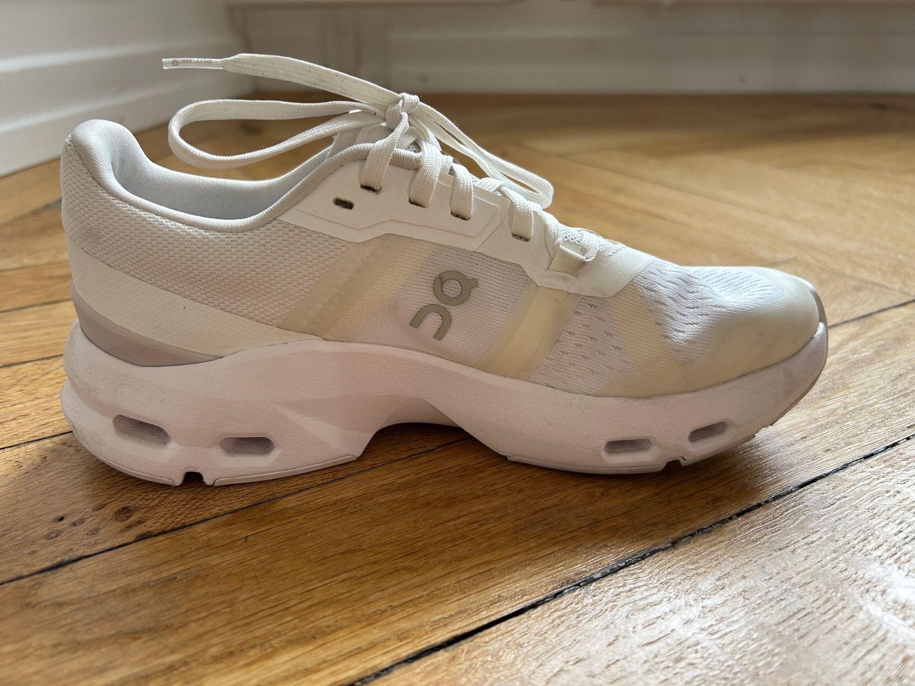 On Chaussures femmes: On white sneakers – D'occasion à Zürich par EllaPota 3