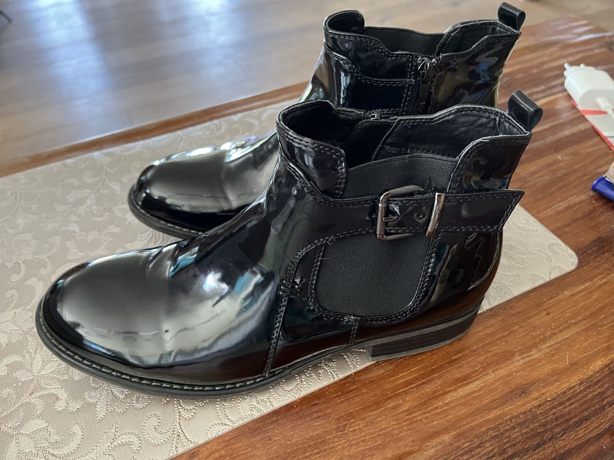 Scarpe da donna: Stiefeletten schwarz Lackgrösse 41 – Nuovo (secondo la descrizione) da Gurbrü venduto da Simiramis