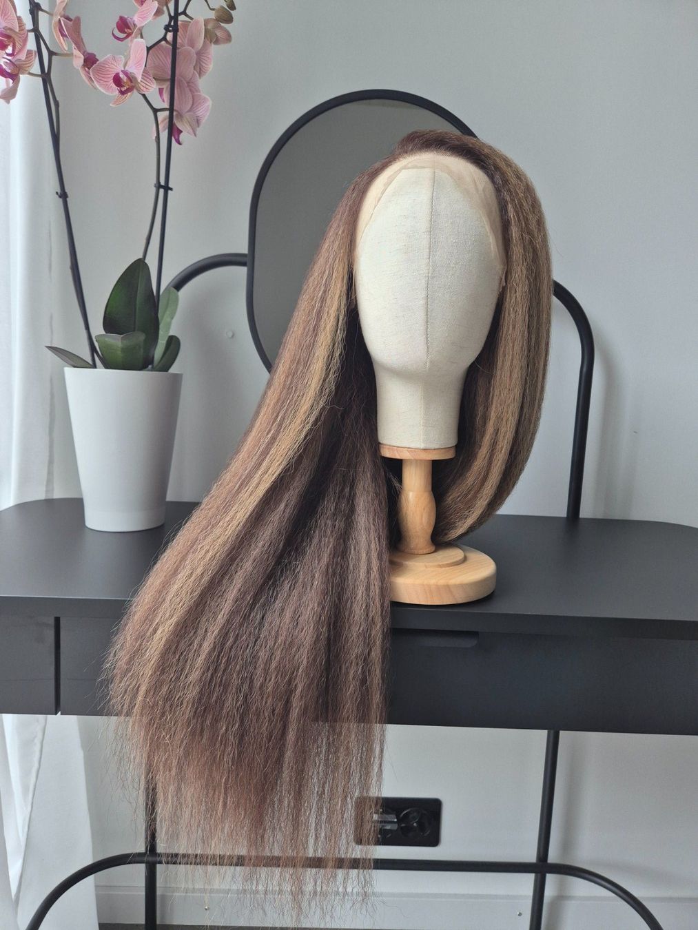Parrucche: Neue Kunsthaar Perücke. New wig – Nuovo e nell'imballaggio originale da Zürich venduto da pla_tm9w 8