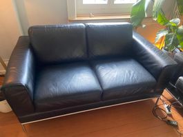 Schwarzes Ledersofa