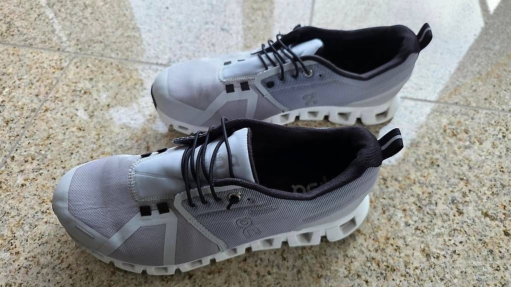 Scarpe da uomo: On Schuh, wasserfest, weiss, Grösse 42.5 – Usato da Erlenbach ZH venduto da 2m
