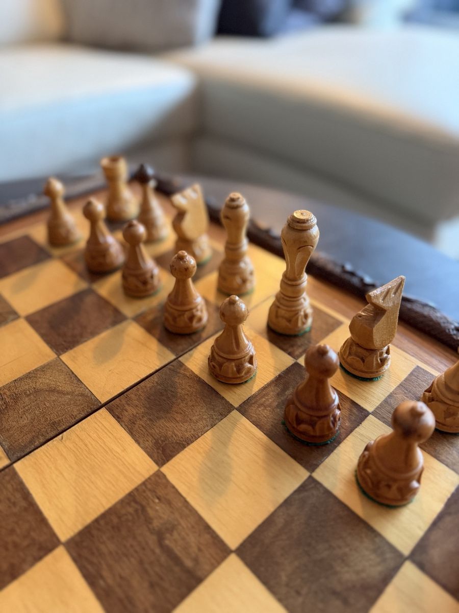 Spiele: Carved Wooden Chess Set – Neu (gemäss Beschreibung) aus Allenwinden von Ald1985 2
