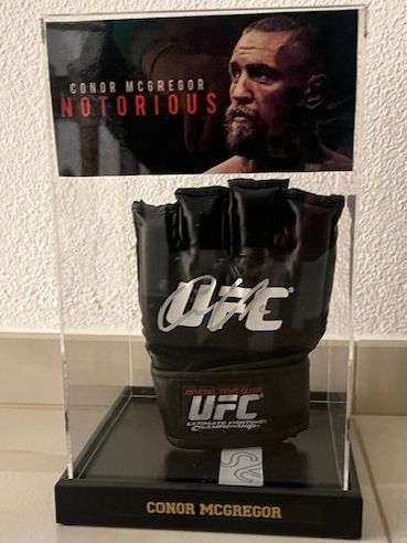 Autografi: Conor McGregor Signed UFC Glove In Display Case + COA – Nuovo (secondo la descrizione) da S. Pietro venduto da SORETOLO 1
