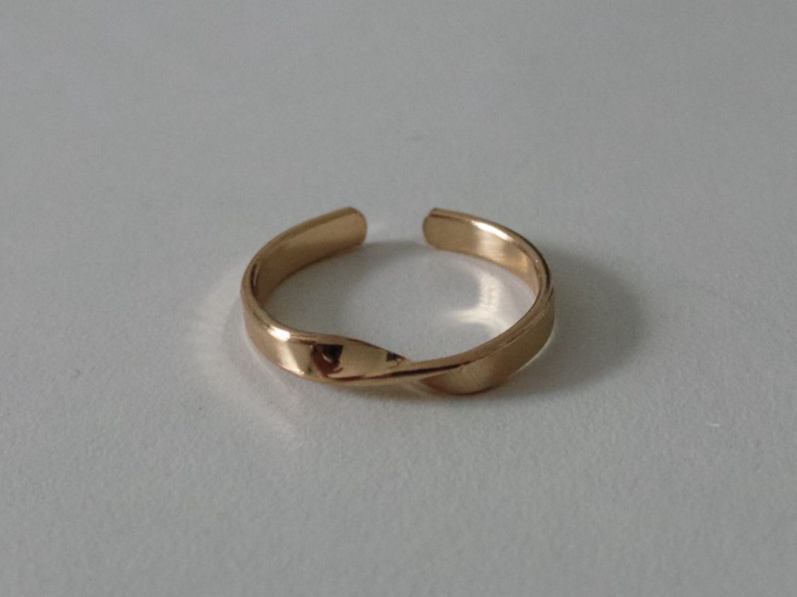 Ringe: Ring goldfarbig, einfach verdreht, U56 – Neu (gemäss Beschreibung) aus Flamatt von Tattoo18