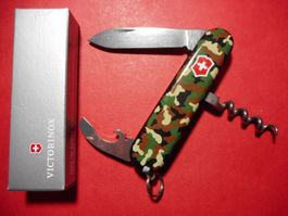 Victorinox  Waiter mit Camo-Schalen und rotem Schild - 84mm