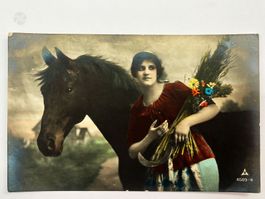 Fotopostkarte Frau mit Pferd Handkoloriert - um 1920 Antik