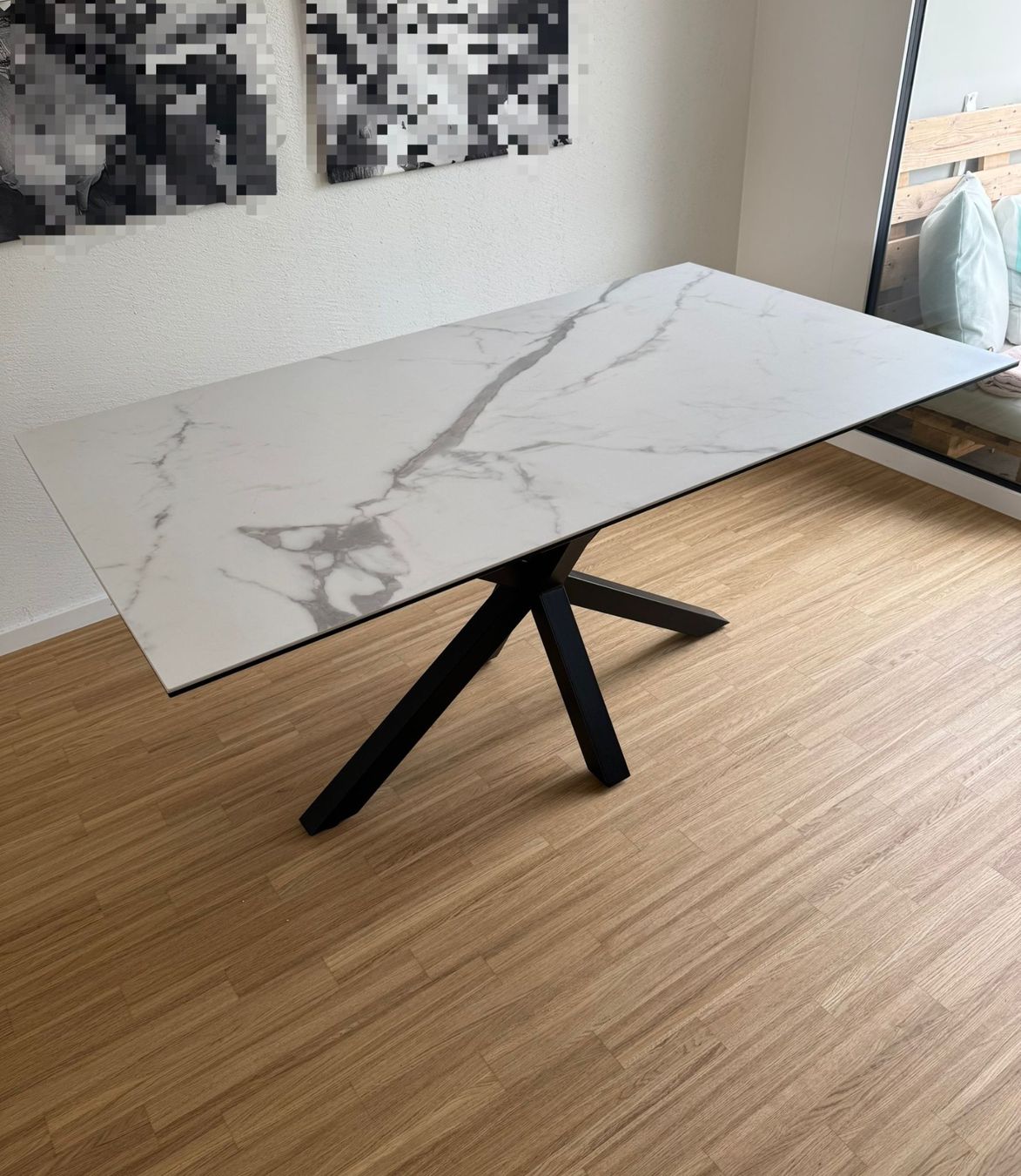 Tables: Esstisch Marmoroptik mit schwarzen Füssen – D'occasion à Dübendorf par TurboUno 1