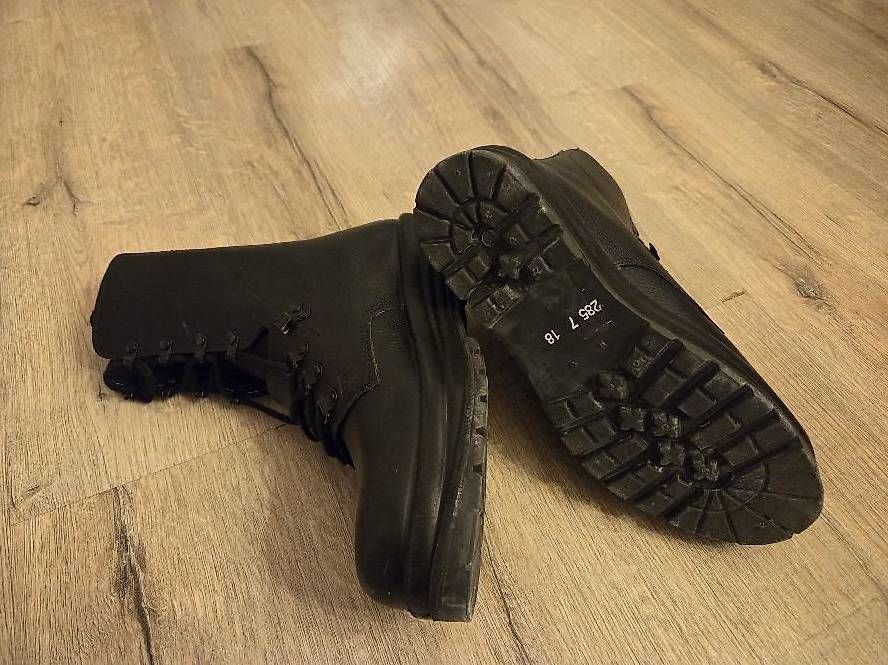 Scarpe da uomo: Kampfstiefel KS 90 Schweizerarmee. Gr. 44 – Usato da Lausen venduto da 04362 3