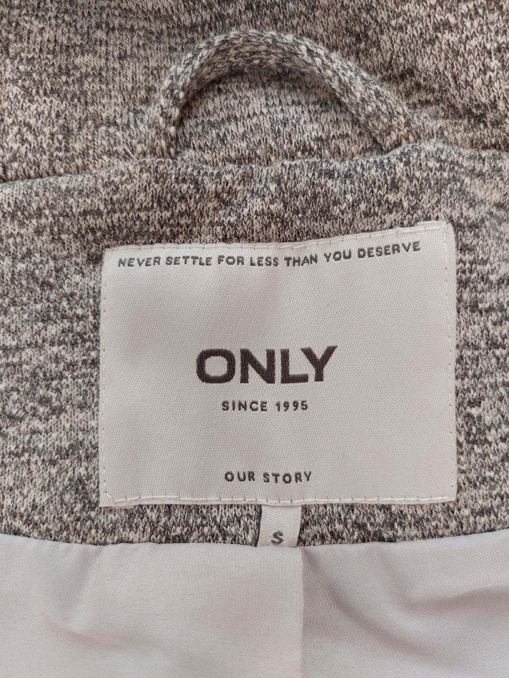 Only Giacche: Leichte Jacke von Only mit Kapuze, Gr. S – Usato da Thun venduto da tin_5pm6 2