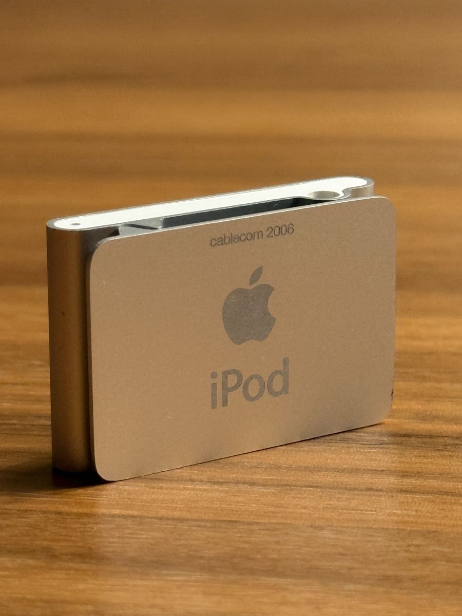 Apple Lettore multimediale portatile: Apple iPod Shuffle silber – Usato da Zürich venduto da sgmiles 1