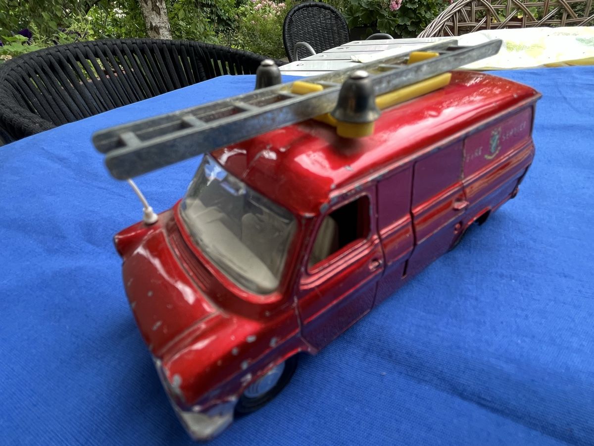 Dinky Toys Modellini d'auto: Dinky Toys Ford Transit Van Feuerwehrauto  – Usato da Romanshorn venduto da Apfelschuss