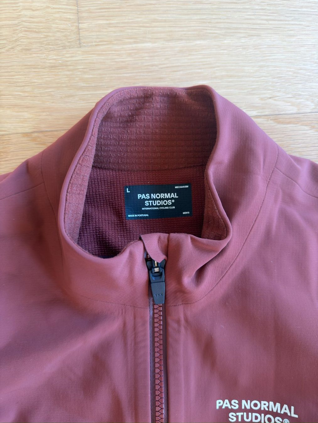 Pas Normal Studios Giacche: Pas Normal Studios Mechanism Thermal Jacket, Mahogany/Orange – Usato da Zürich venduto da magri_zh 1