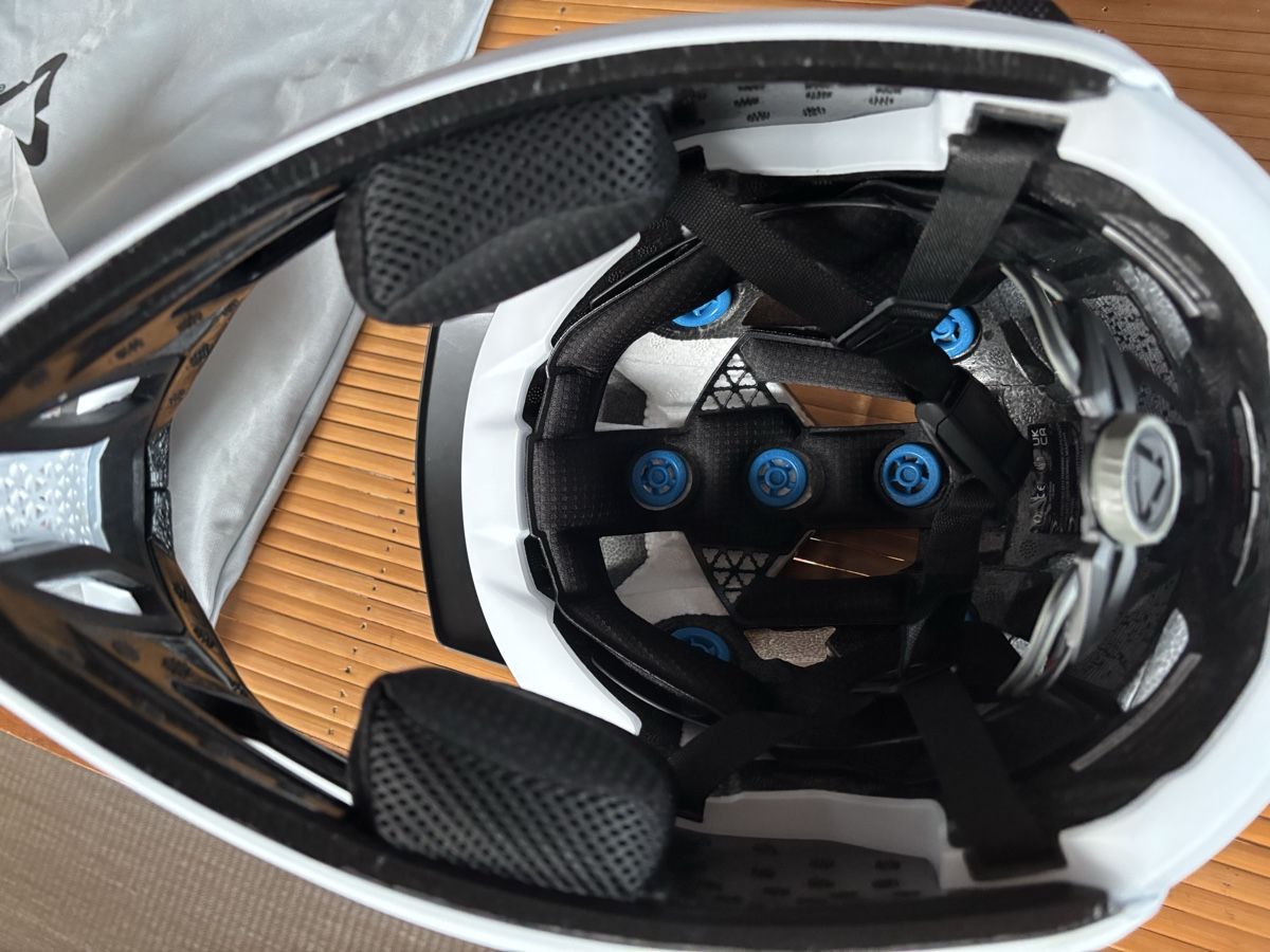 Leatt Caschi: Casque Leatt Enduro 4.0 blanc taille L – Nuovo e nell'imballaggio originale da Meinisberg venduto da flo_6qv9 2