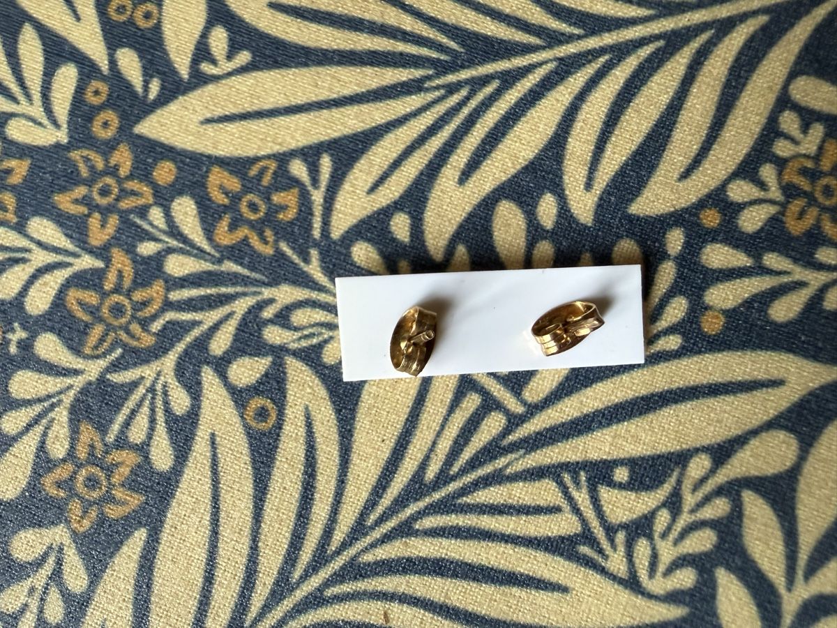 Ohrringe & -stecker: Goldfarbene Ohrstecker Doppel-C Design – Neu und originalverpackt aus Zürich von Lefebvre_Elisabeth 2