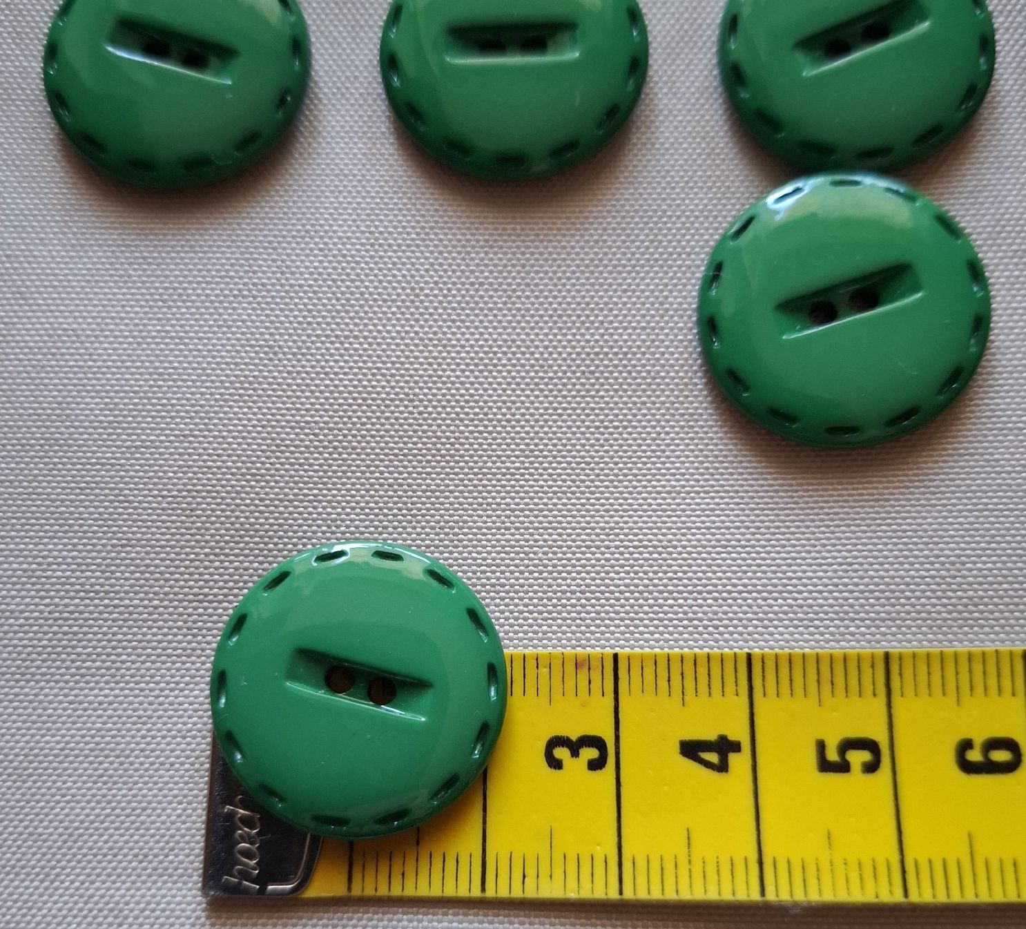 Knöpfe: 18 Knöpfe, grün, 22 mm. – Gebraucht aus Dietikon von Hirschkopf 1