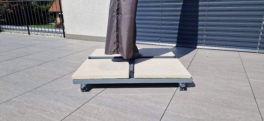 Altro: Support à roulettes pour parasol – Usato da La Roche FR venduto da WilliamD 1