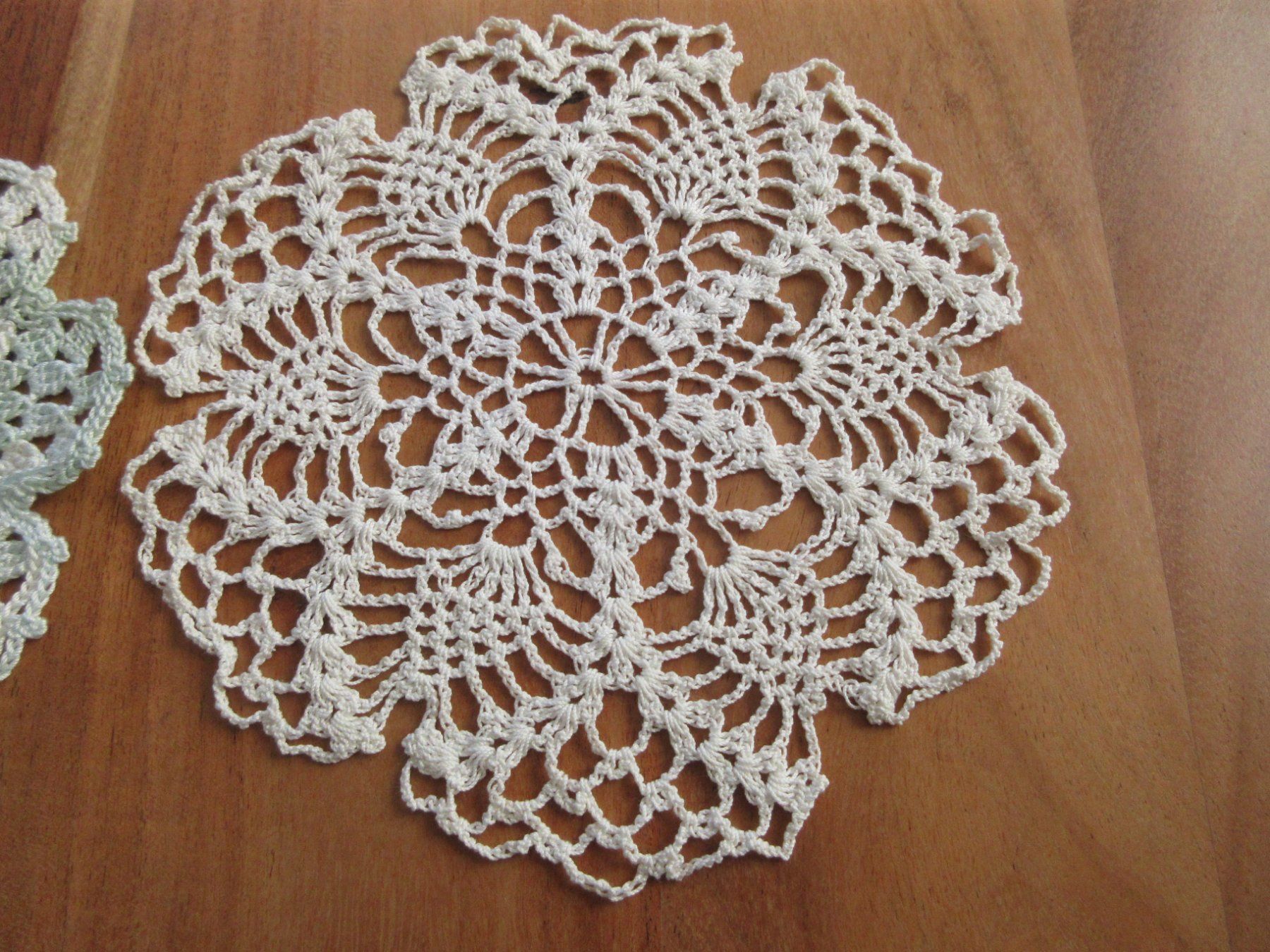 Sottobicchieri: 2 Hand made/Spitzendeckchen/gehäkelt Untersetzer/lacework! – Usato da Goldach venduto da mamakotzi 5