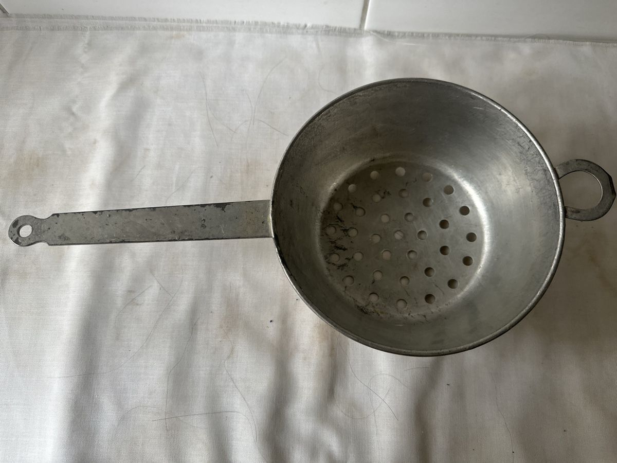 Elettrodomestici da cucina: Alte Küchenseiher, altes Spätzlisieb. robust, Durchm. 18 c – Usato da Zürich venduto da Chaeffeler 1