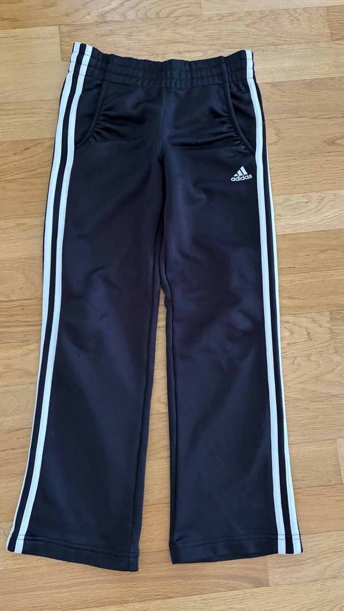 Adidas Pantaloni: Adidas Trainerhose, 2 Stück, Gr. 140 – Usato da Hölstein venduto da Maramo 3