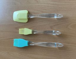 2 Pinsel und 1 Schaber aus Silikon