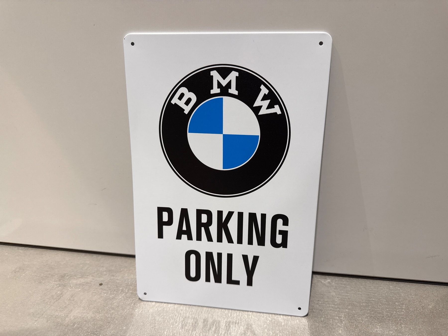 BMW Insegne: BMW PARKING ONLY SCHILD   / 1 Stück / BMW – Nuovo e nell'imballaggio originale da Seon venduto da Aaargauer01