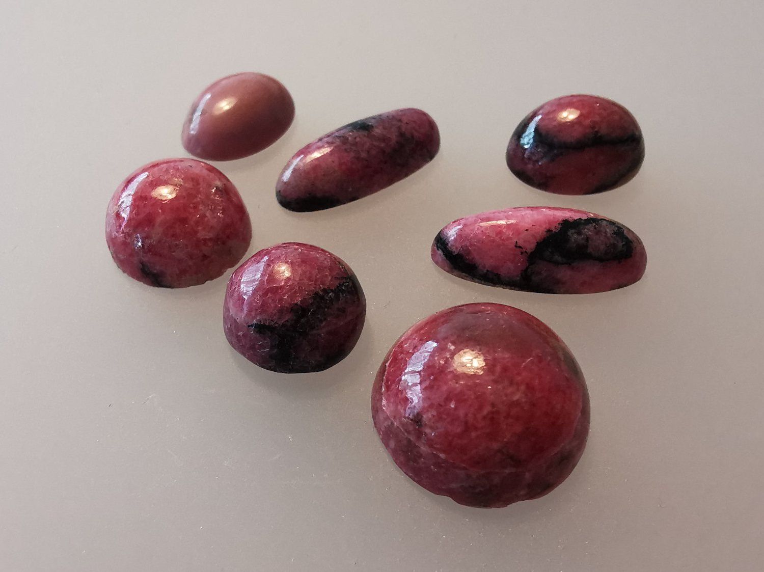 Pietre preziose: 7 Stk. Rhodonit  Edelstein - Cabochon – Nuovo e nell'imballaggio originale da Dierikon venduto da Buntspecht-10 5