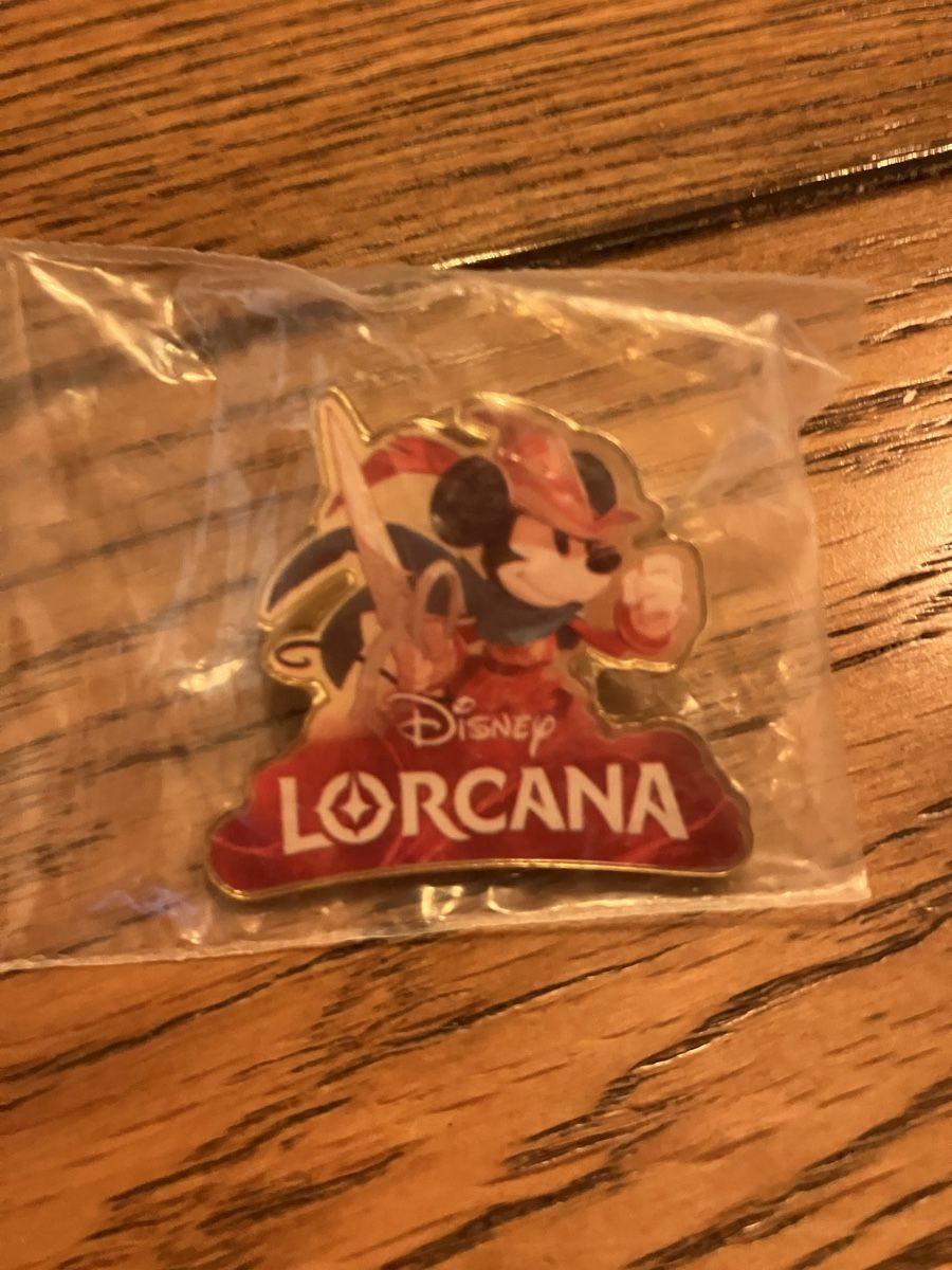 Disney Carte collezionabili: Lorcana Mickey Mouse Pin – Nuovo e nell'imballaggio originale da Olten venduto da maiskorn
