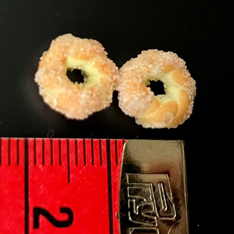 2 Zuckerkringel für die Puppenstube. Handarbeit. (Neu (gemäss ...