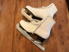 Kunstlaufschuhe mit Kufenschonern – Grösse 40 