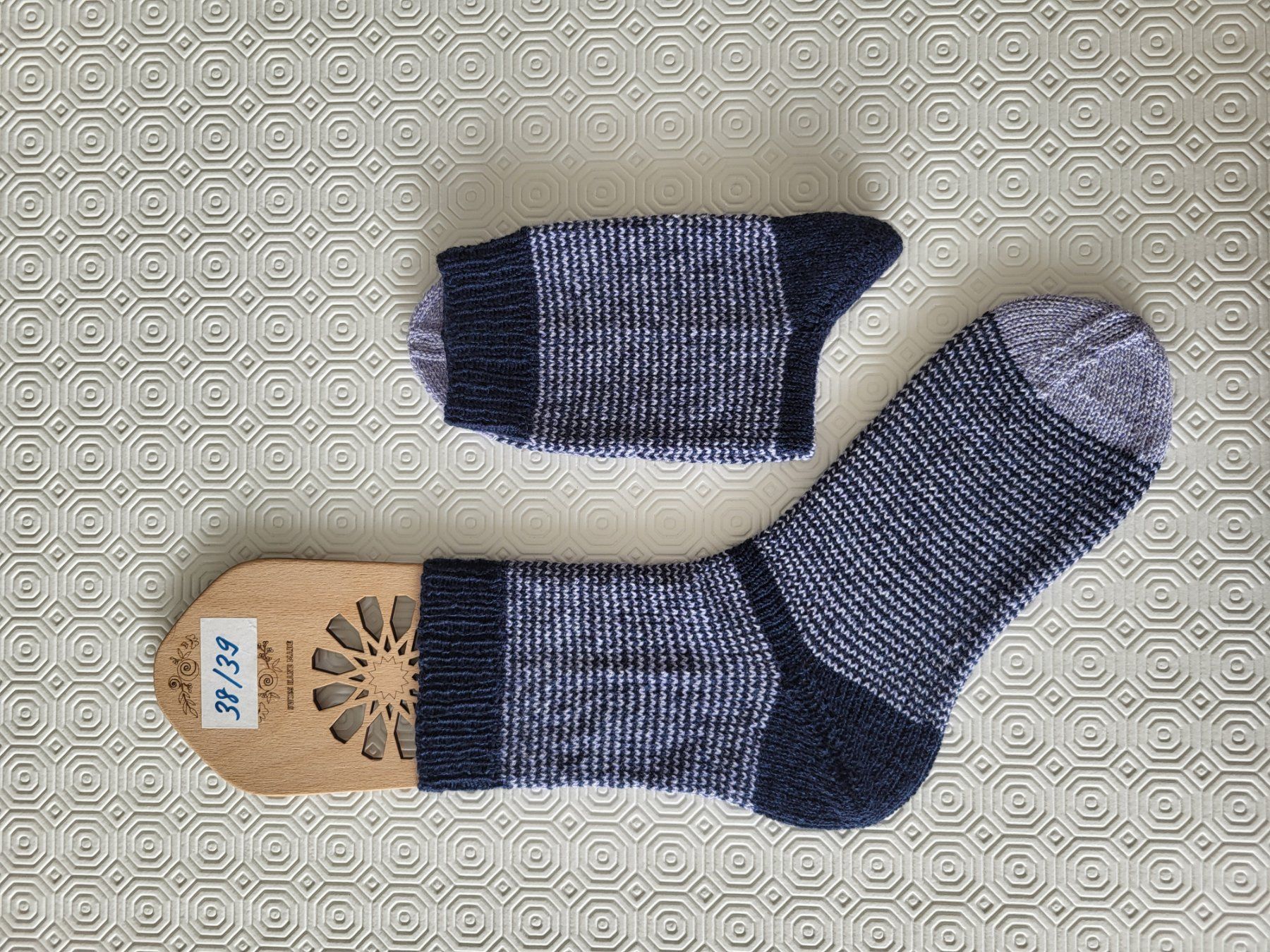 Calze: Socken handgestrickt 38/39 – Nuovo (secondo la descrizione) da Männedorf venduto da thjohn