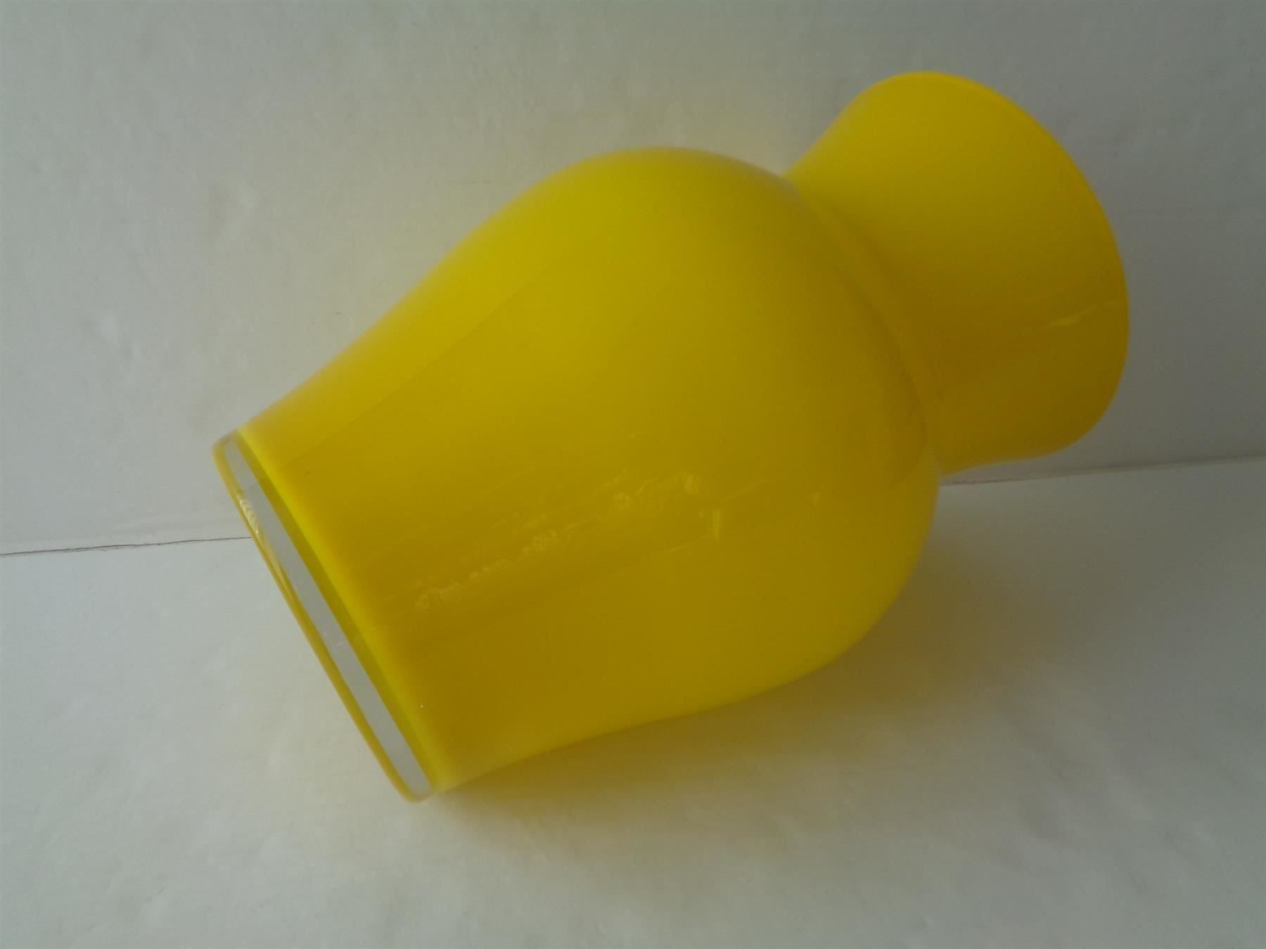 Vase & Récipients: Gelbe Opalglas-Vase – D'occasion à Chur par omonia 2