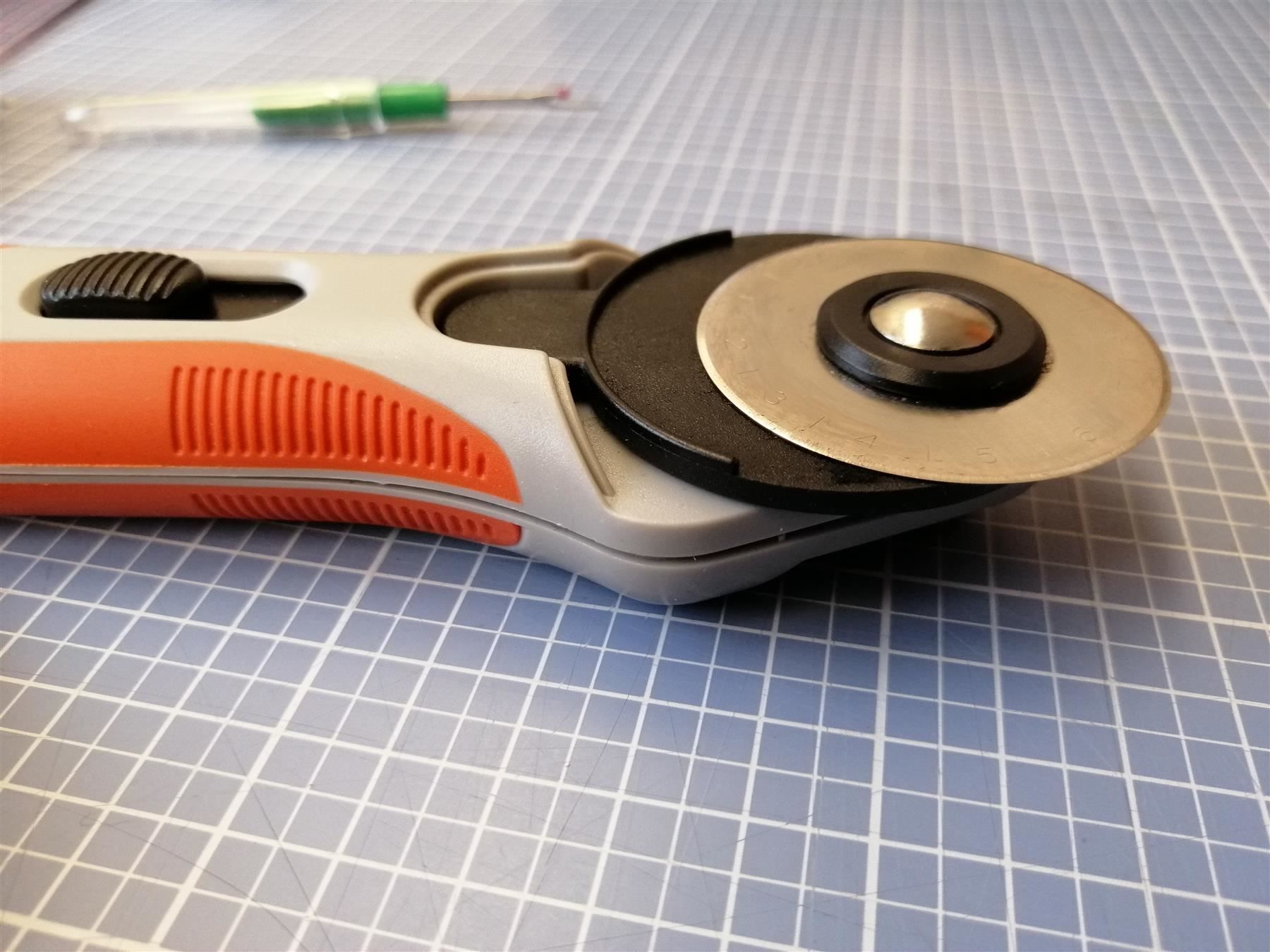 Tutti gli attrezzi: Rollschneider gross 45mm inkl. 6 Klingen – Nuovo e nell'imballaggio originale da Winterthur venduto da LederSchneiderei 4