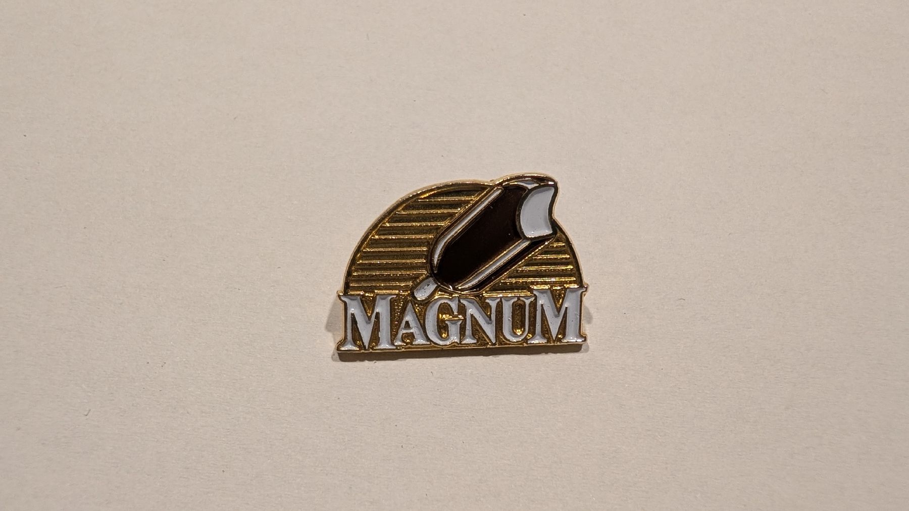 Plaketten & Abzeichen: Magnum Pin – Gebraucht aus Olten von NicoOnline