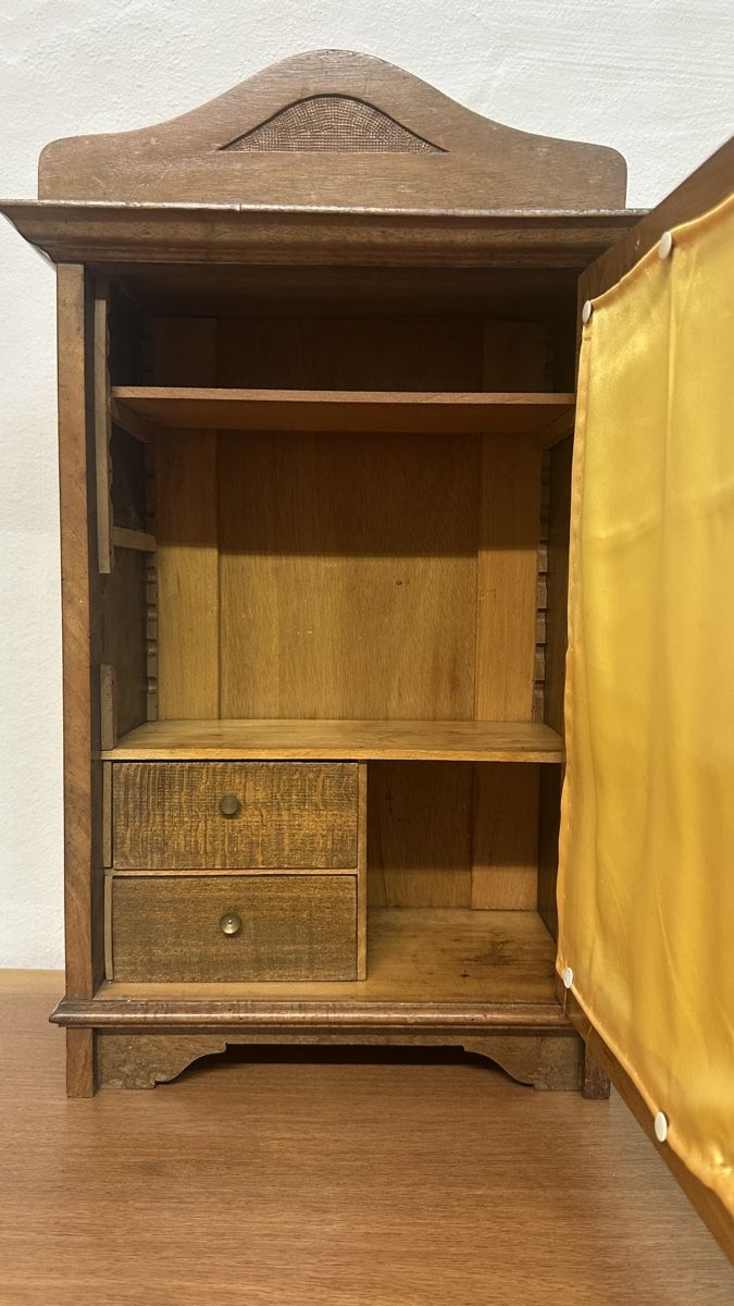 Armoires: Small Wooden Cabinet with Lock and Key – D'occasion à Schlieren par Norauro 2