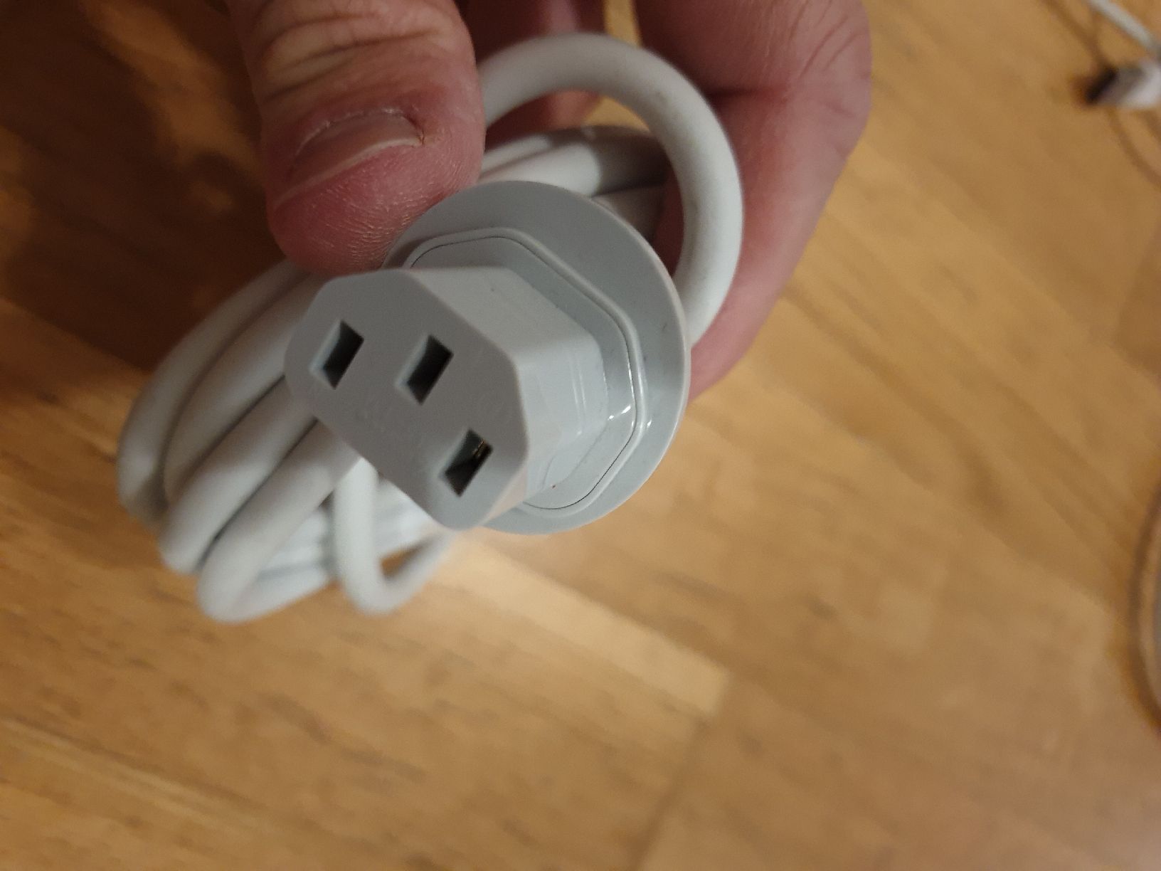 Apple Cavi: Netzkabel C5 auf Schweizer Stecker Apple 015 – Usato da Ittigen venduto da Ziok187 3
