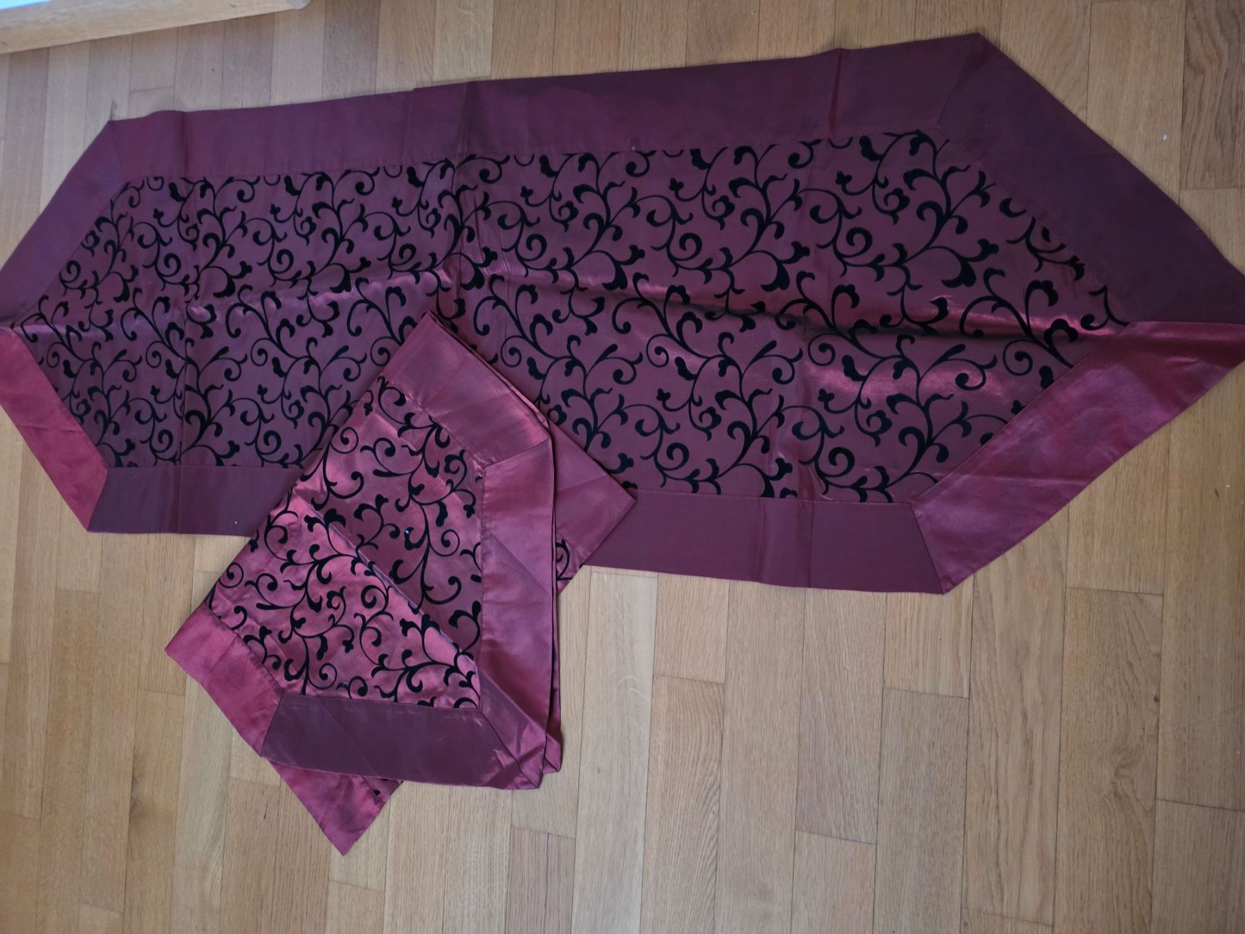 Altra biancheria da tavola: Letzte Gelege / 2 weinr/schw Tischläufer mit Flockprint Poly – Usato da Riehen venduto da robs2026