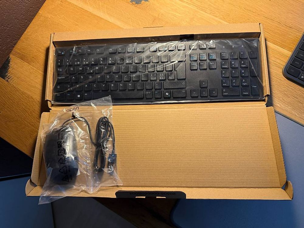 Tastatur KB216 CH-Layout inkl. optische Maus (Neu und originalverpackt ...