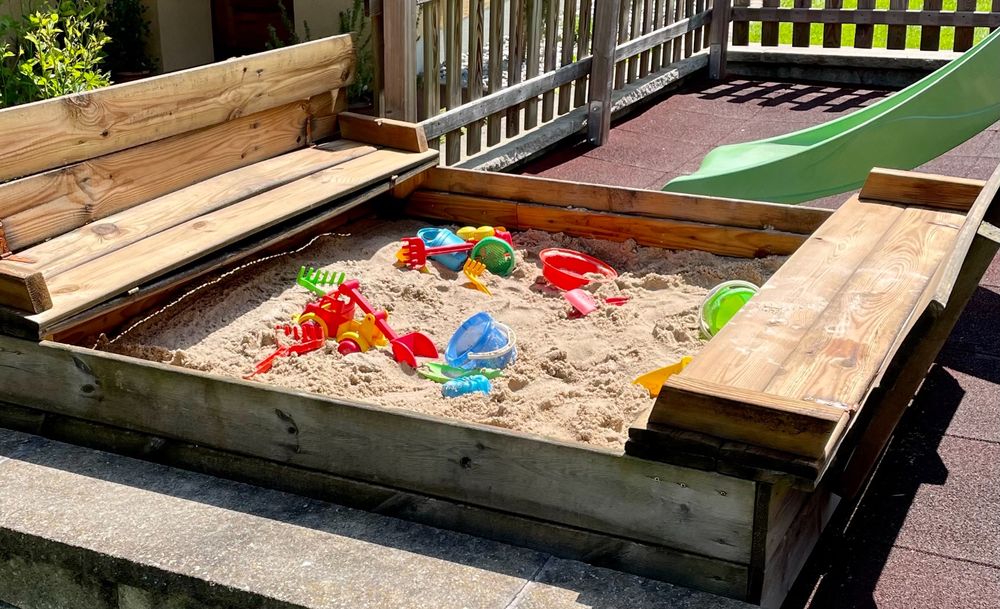 Sandkasten Flippey mit Klappdeckel 150x165 cm von Wickey (Gebraucht) in ...