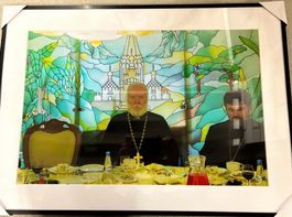 Gerahmtes Kunstwerk: Ikonisches Kirchenmotiv mit Priestern
