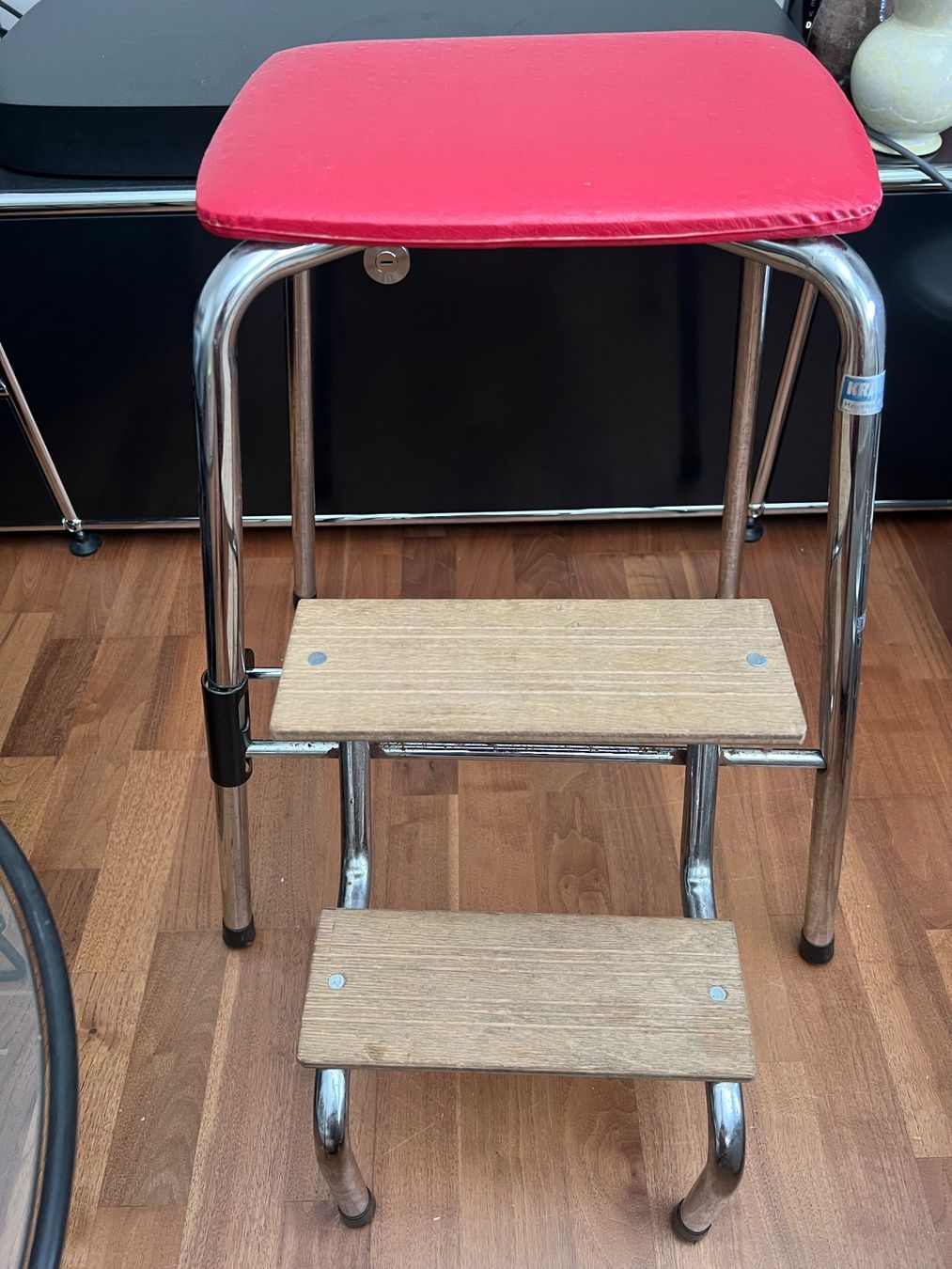 Hocker: Tritthocker Vintage Rot – Gebraucht aus Jona von Sariksa 3