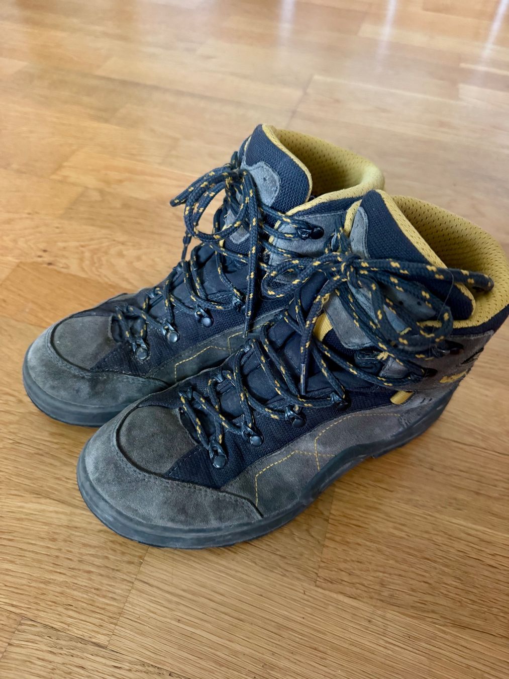 Lowa Scarpe da uomo: LOWA Wanderschuh - Gr. 39 – Usato da Winterthur venduto da Safowi 1