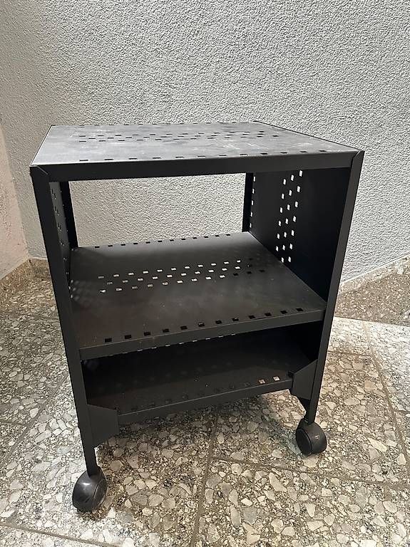 Étagères: 2 schwarze Metallregale mit Rollen & 3 Fächer – D'occasion à Zürich par voll-l 2