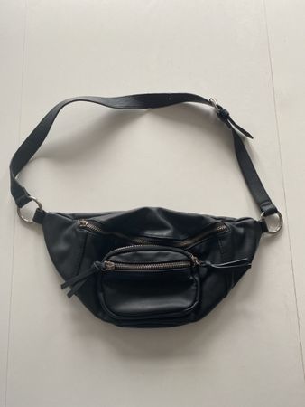 Schwarze Bauchtasche aus fakeLeder - Top Zustand!